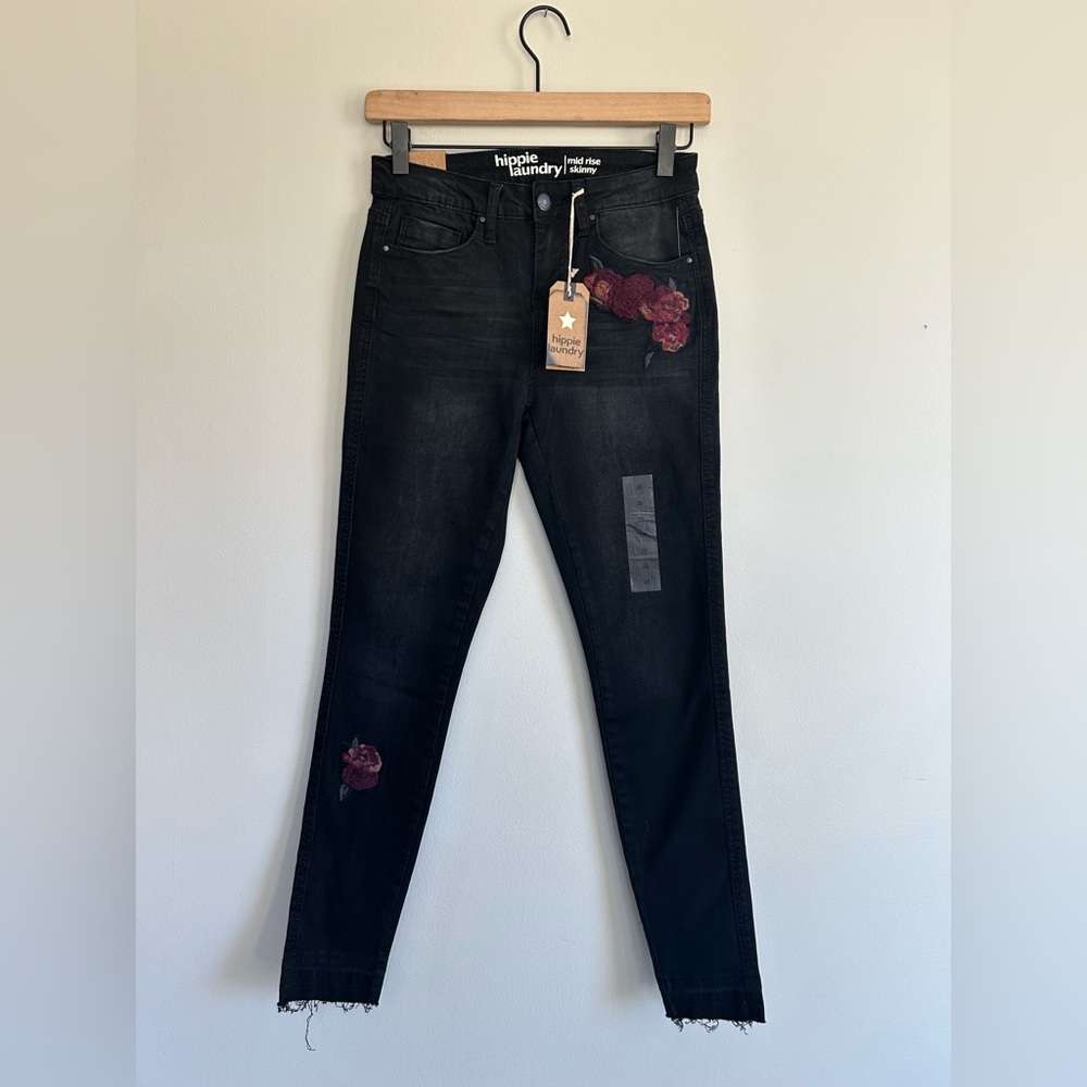 NWT Hippie Laundry Mid Rise Skinny Jean Black with Flower Embroidery Size 26